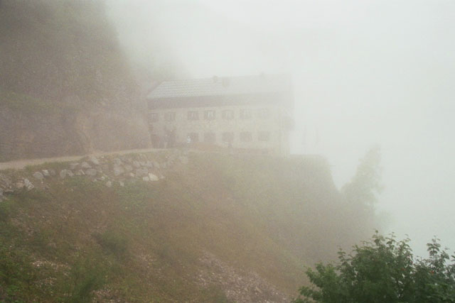 Karwendelhaus im Nebel
