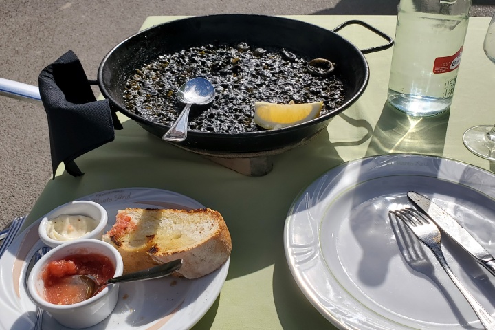 Schwarze Paella in El Palmar